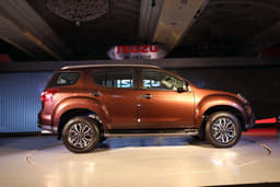 2017 Isuzu MU-X SUV image gallery